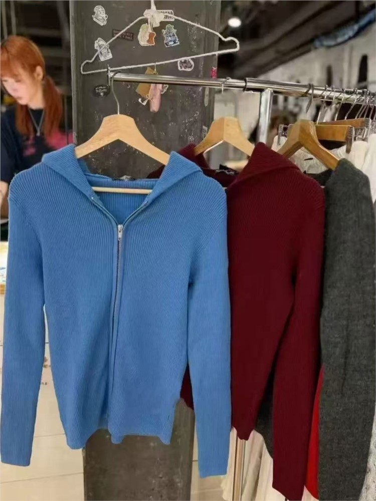 هوديز وكنزات وجاكيتات وكارديجا - مراجعة Vintage Zip Hoodie وسعره